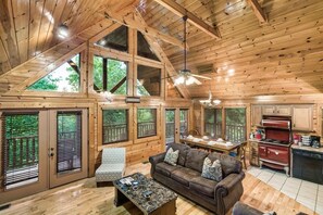 Téléviseur connecté, foyer, table de ping-pong, livres