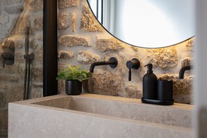 Douche, baignoire à jets, sèche-cheveux, bidet
