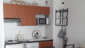 Jääkaappi, mikroaaltouuni, liesi, astianpesukone