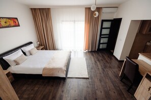 ห้องดีลักซ์ดับเบิล | โต๊ะทำงาน, เตารีด/โต๊ะรีดผ้า, Wi-Fi ฟรี