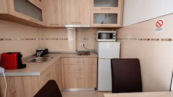 Kamar Triple Deluks | Dapur pribadi | Lemari es, microwave, kompor, dan peralatan masak/sendok-piring