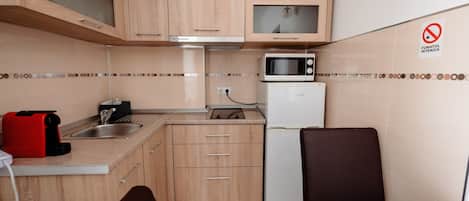 Deluxe Triple Room | Private kitchen | Fridge, microwave, stovetop, cookware/dishes/utensils