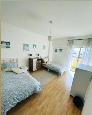 3 bedrooms, iron/ironing board, WiFi, bed sheets - 5 minutes walk to the beach and restaurants. Spacious pet- friendly apartment. (Costa da Caparica)