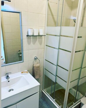 Bruser, hårtørrer, bidet, håndklæder