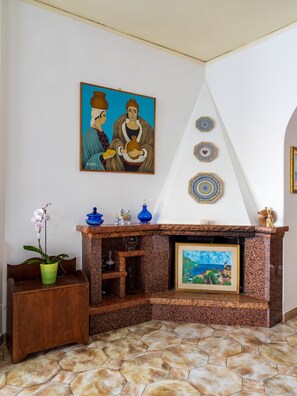 Traditional-Haus | Wohnbereich | 40-Zoll-LED-Fernseher mit Satellitenempfang, Fernseher