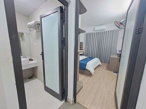 Basic Room | Desk, laptop workspace, blackout drapes, soundproofing - Blue Homestay Cau Giay (Hanoi)