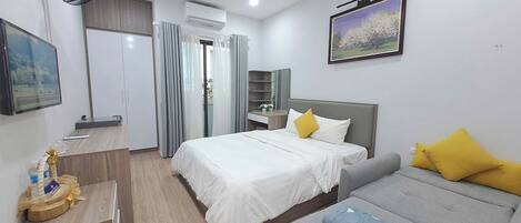 Economy Triple Room | Desk, laptop workspace, blackout curtains, soundproofing