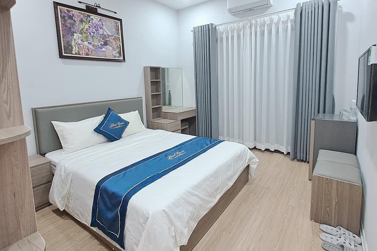 Superior Room | 1 bedroom, desk, laptop workspace, blackout curtains