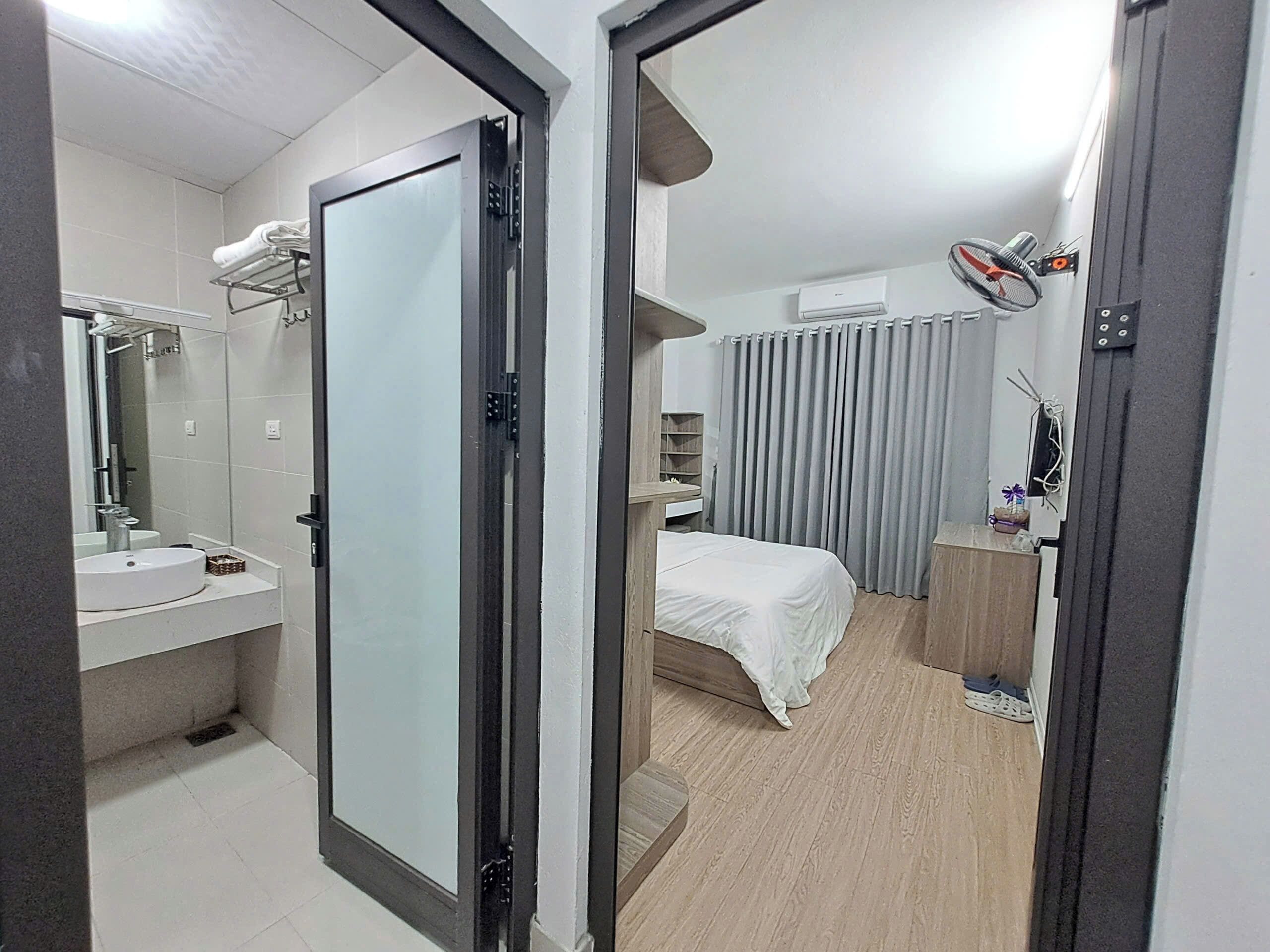 Chambre | Bureau, espace de travail pour ordinateur portable, rideaux occultants