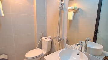 Economy Triple Room | Bathroom | Shower, hydromassage showerhead, designer toiletries, hair dryer