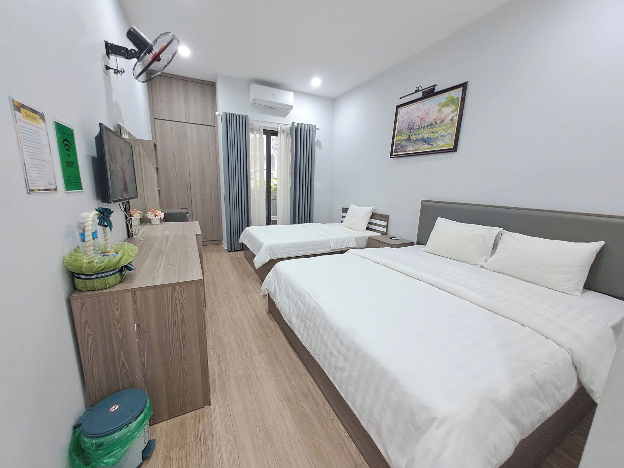 Chambre Triple Économique | Bureau, espace de travail pour ordinateur portable, rideaux occultants