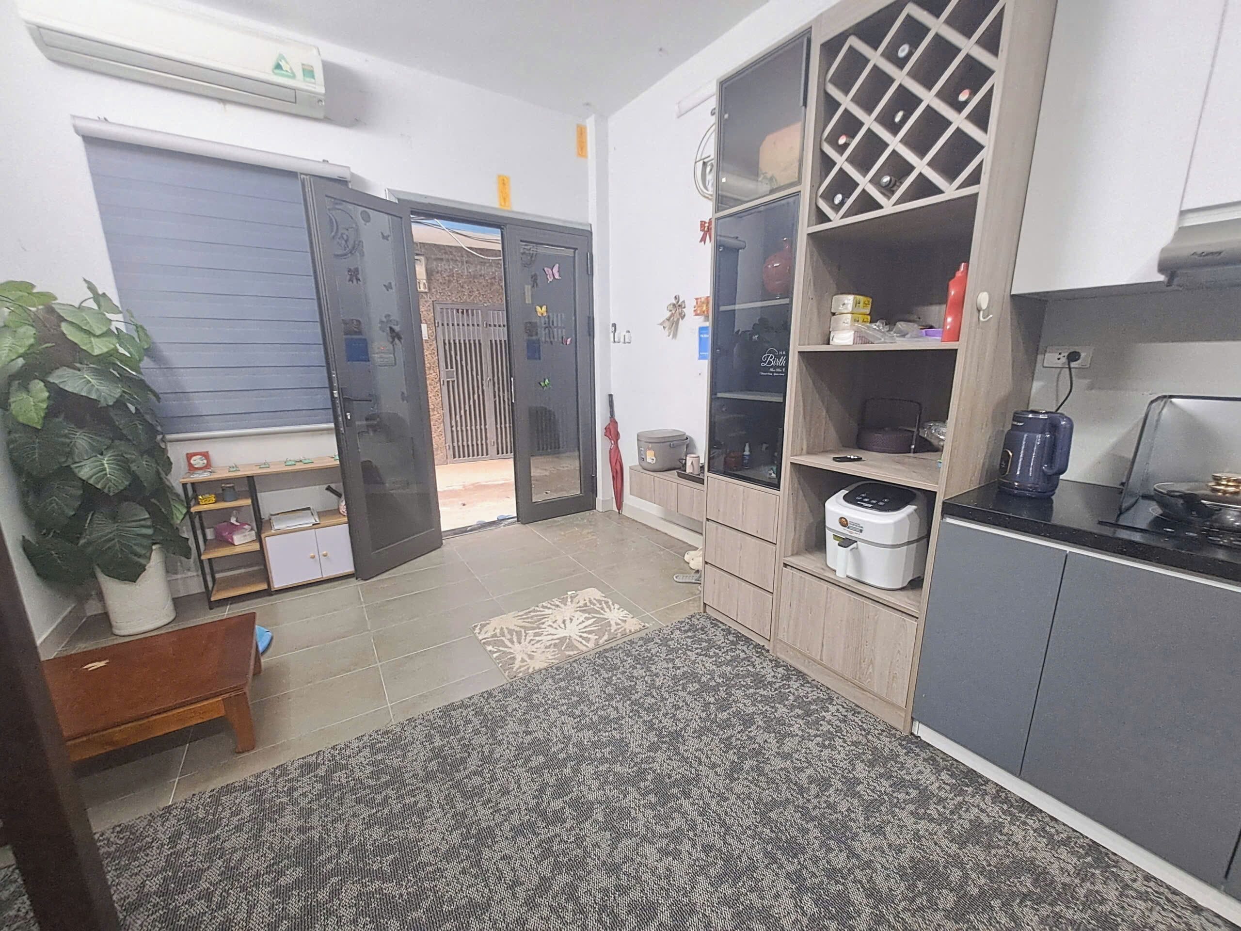 Fridge, microwave, stovetop, cookware/dishes/utensils