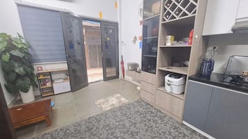 Refrigerador, microondas, placa de cocina, utensilios de cocina