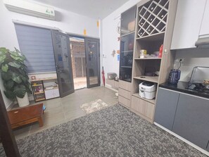 Frigorífico, microondas en la zona común y placa de cocina