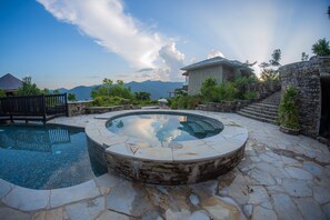 Outdoor spa tub - Dorje's Resort & Spa (Pokhara)