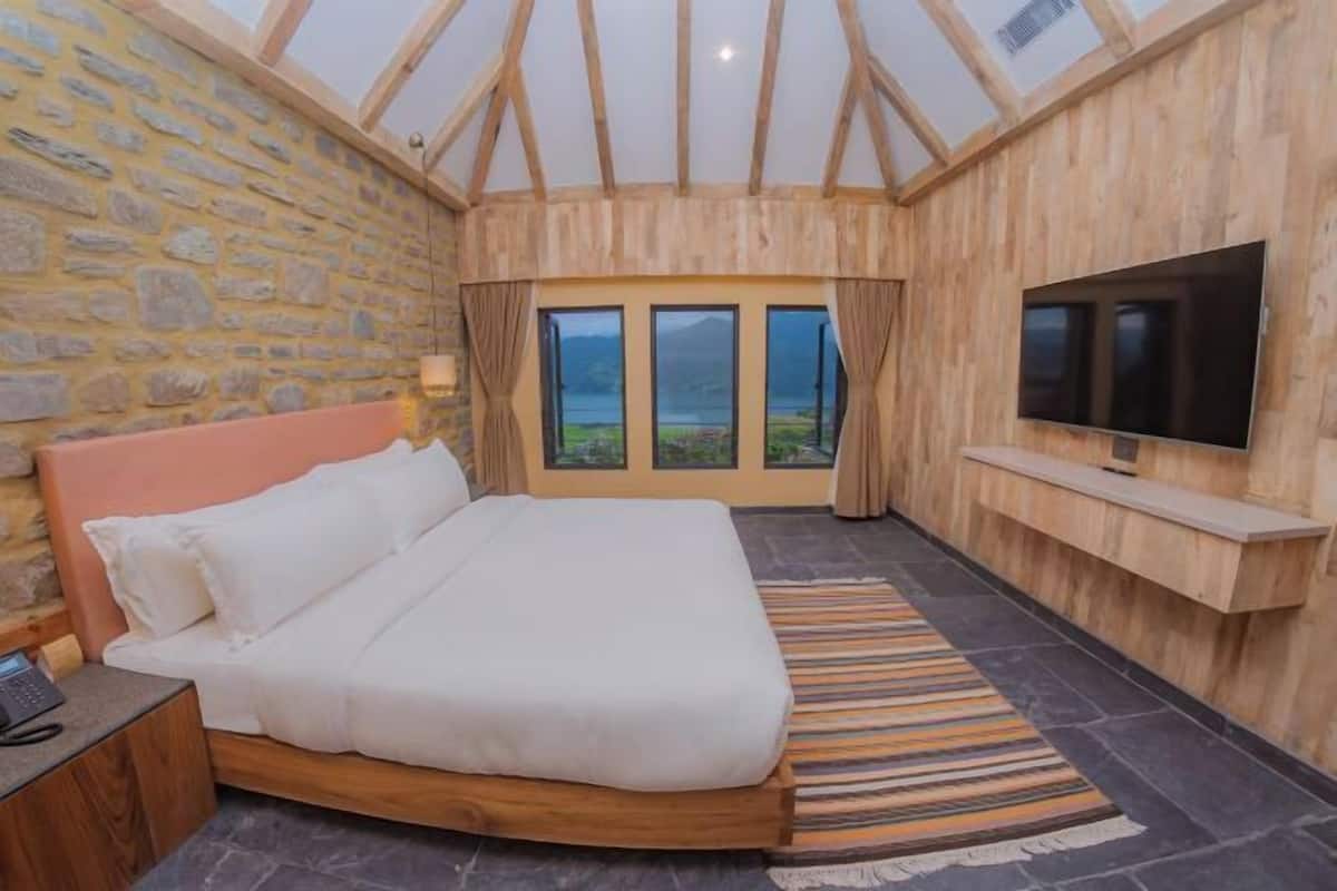 1 bedroom, premium bedding, minibar, in-room safe