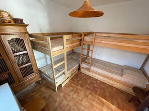 3 bedrooms, iron/ironing board, travel cot, Internet