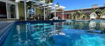 Villa La Verde -Remodeled 4BR Villa, Pool & Guesthouse in Los Angeles