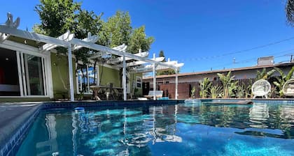 Villa La Verde -Remodeled 4BR Villa, Pool & Guesthouse in Los Angeles