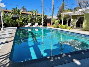 Utomhuspool och uppvärmd pool