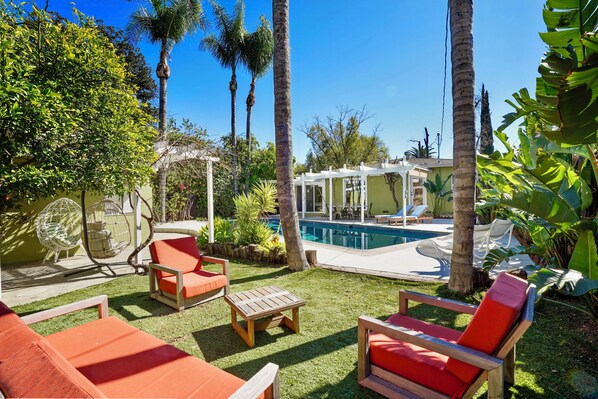 Utomhuspool och uppvärmd pool