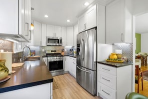 Réfrigérateur, micro-ondes, four, plaque de cuisson