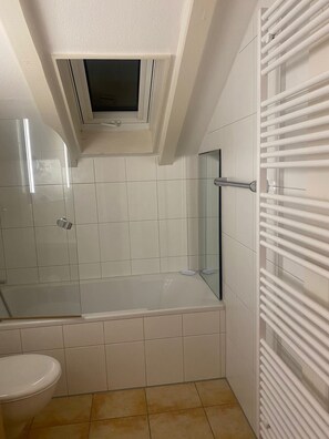 Haartrockner, Handtücher, Seife, Shampoo