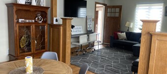 8Beds, 2Queen, 3Twin, 2Sofa sleepers. Min. to O’hare & Allstate. Free parking