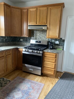 冷蔵庫、電子レンジ、オーブン、コンロ