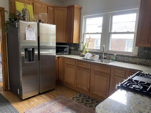 Réfrigérateur, four à micro-ondes, un four, surface de cuisson
