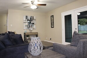 Smart TV, fireplace, video games, books - Game Room/Pool near SeaWorld and Lackland AFB (San Antonio)