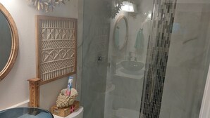 Dusj, hårføner, håndklær og såpe