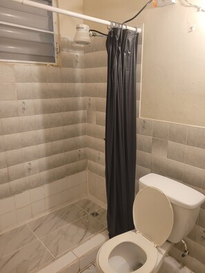 Asciugacapelli, asciugamani, sapone, carta igienica