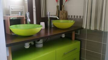 Een douche, een haardroger, handdoeken