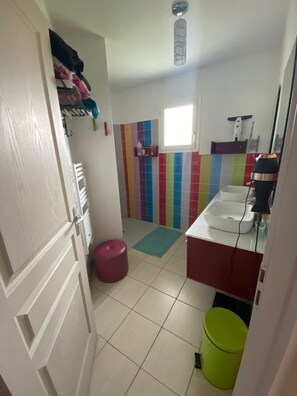 Douche, sèche-cheveux, serviettes fournies