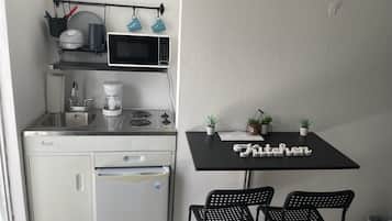 Kühlschrank, Mikrowelle, Herdplatte, Wasserkocher mit Kaffee-/Teezubehör