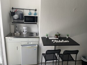 Kjøleskap, mikrobølgeovn, kokeplater og kaffetrakter/tekoker