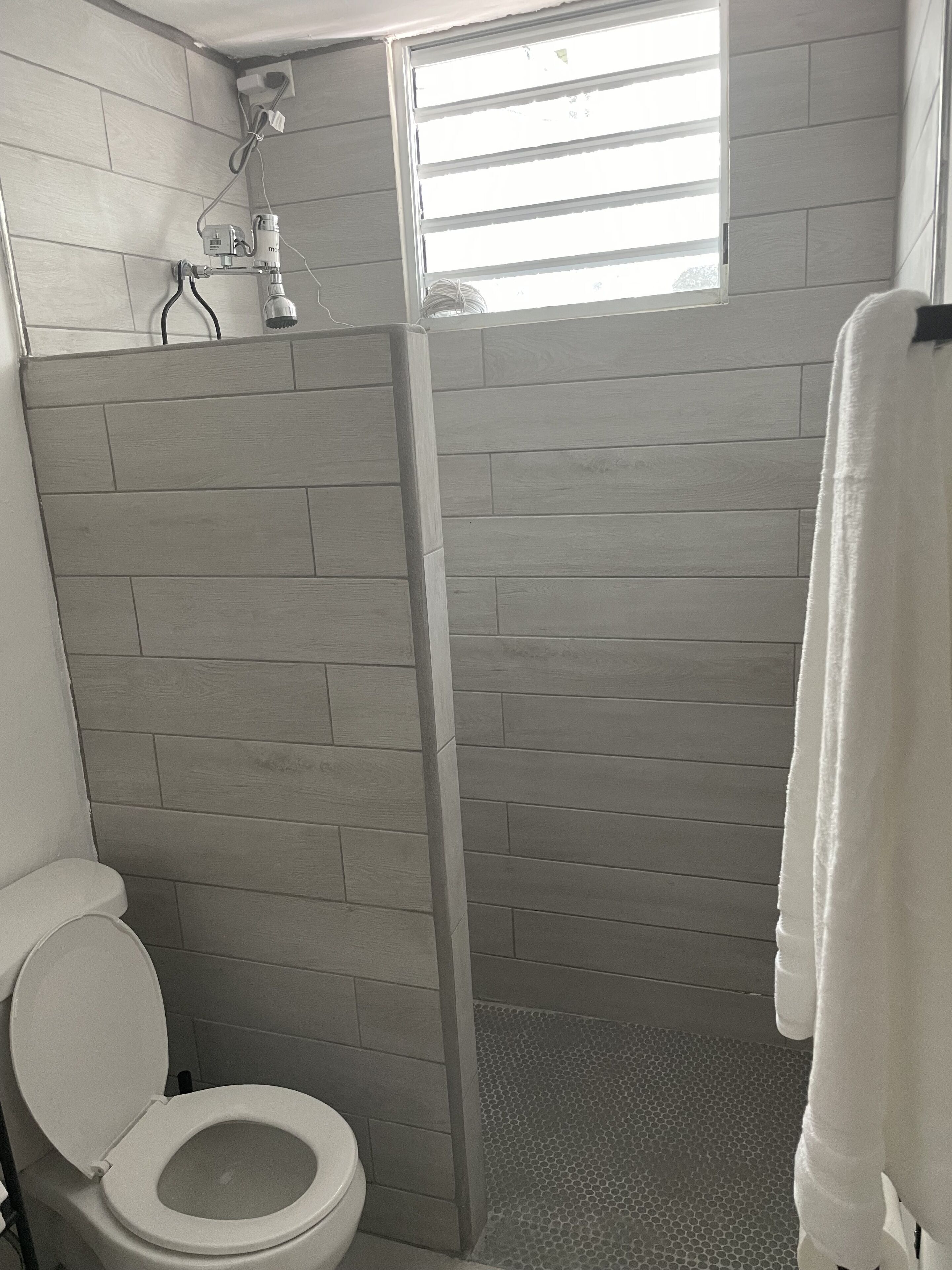 Ducha, toallas, jabón, shampoo