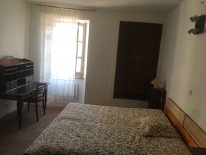 2 dormitorios, escritorio, cuna de viaje y ropa de cama