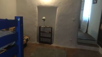 2 slaapkamers, een bureau, reisbedje, beddengoed