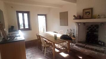 Een koelkast, een oven, een kookplaat, een vaatwasser