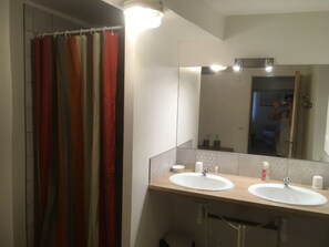 Bruser, hårtørrer, håndklæder, Toiletpapir