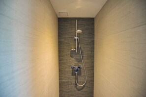 Haartrockner, Handtücher, Seife, Toilettenpapier