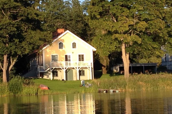 Cabin directly at the lake with boat