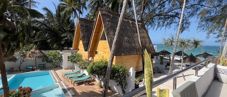 Front ocean Eco bungalow | Individually decorated, individually furnished, desk, soundproofing