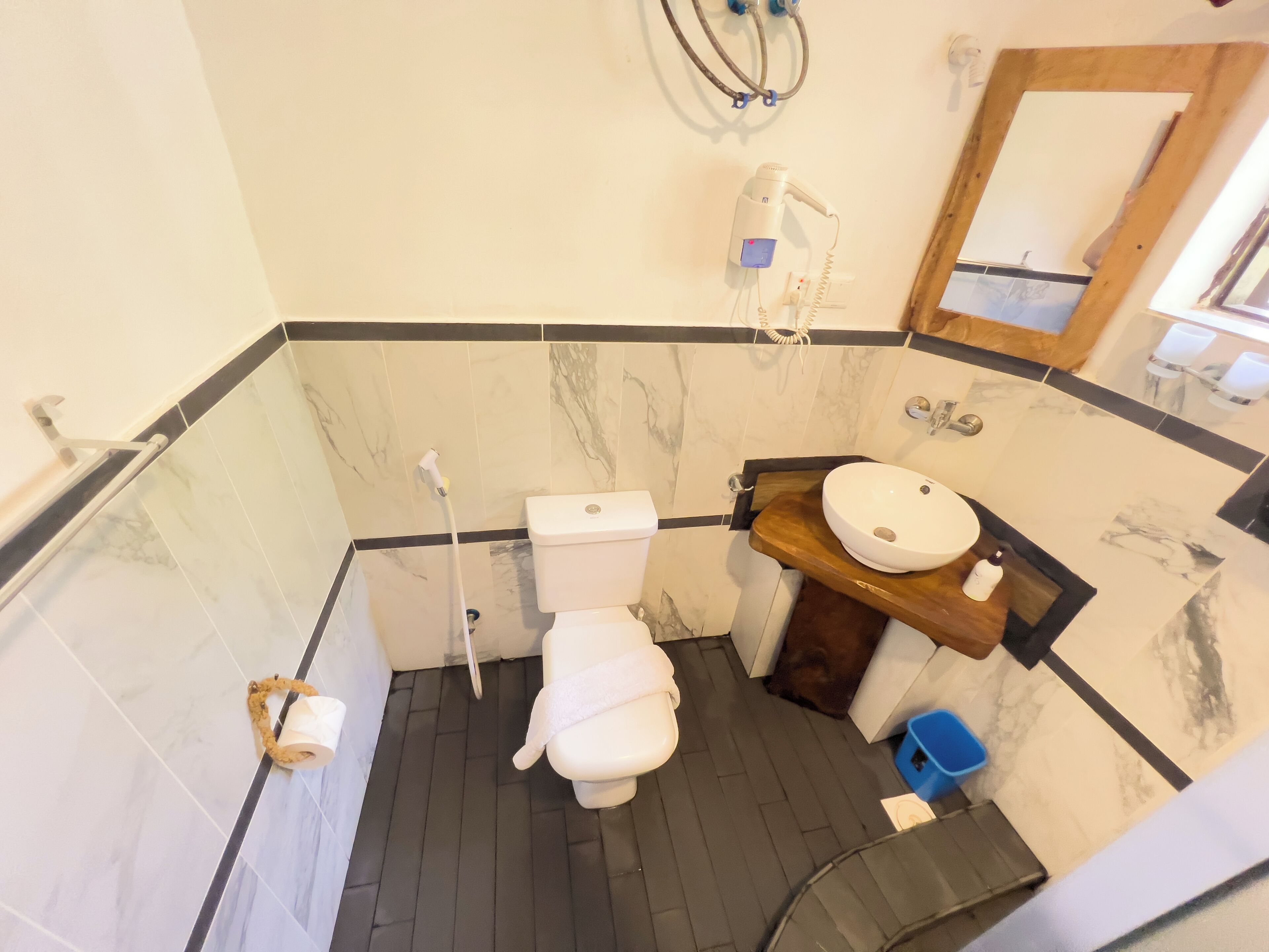 Een badkamer met toilet, wastafel en douche.