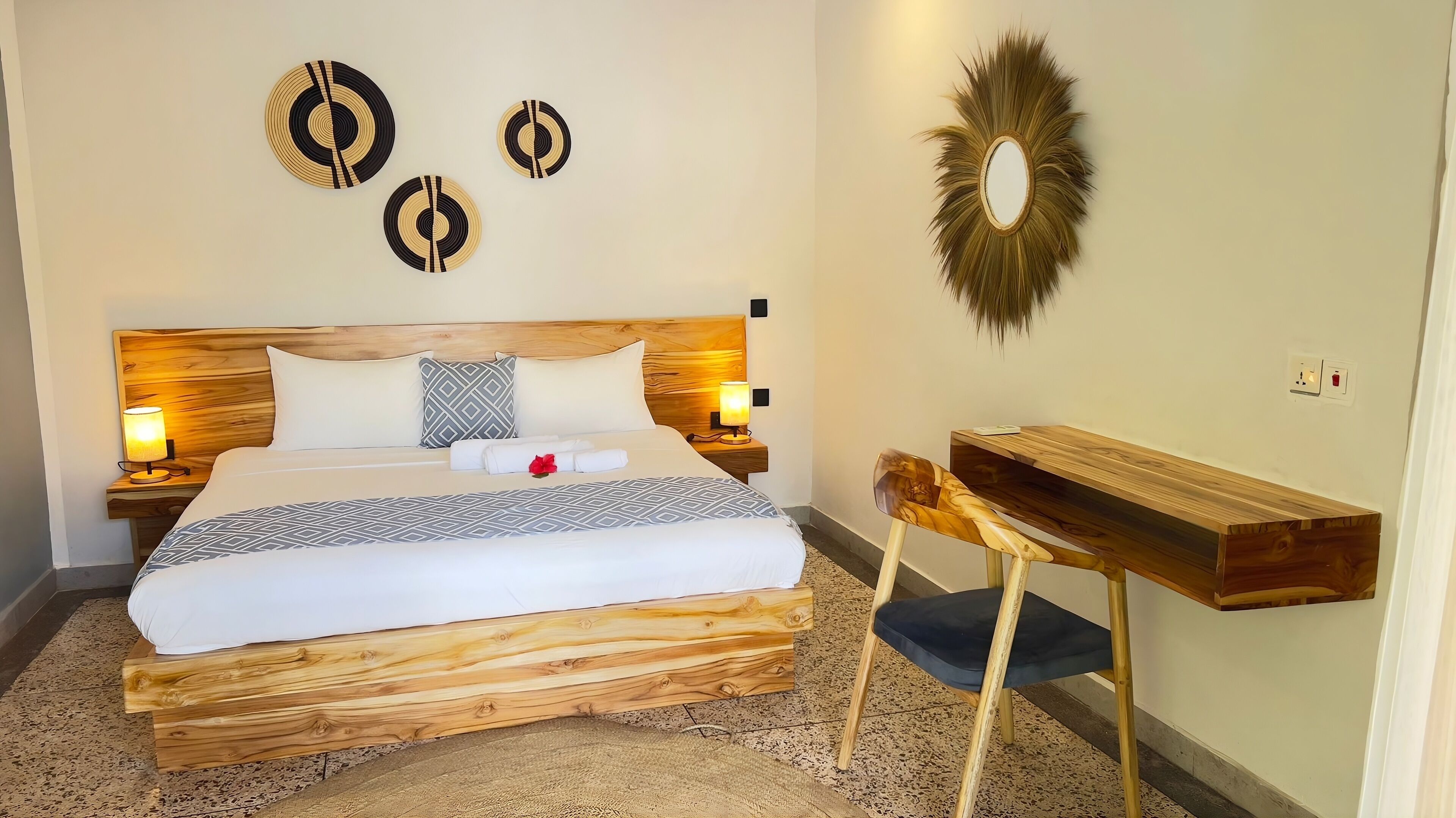 بديكورات فريدة لكل غرفة وطراز فريد لكل وحدة ومكتب وتجهيزات عازلة للصوت