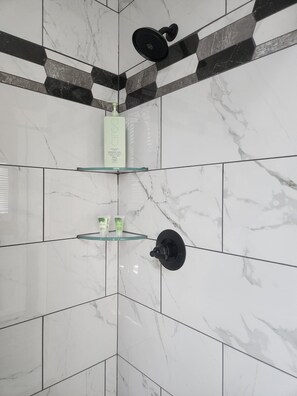 Serviettes fournies, savon, shampoing, papier toilette