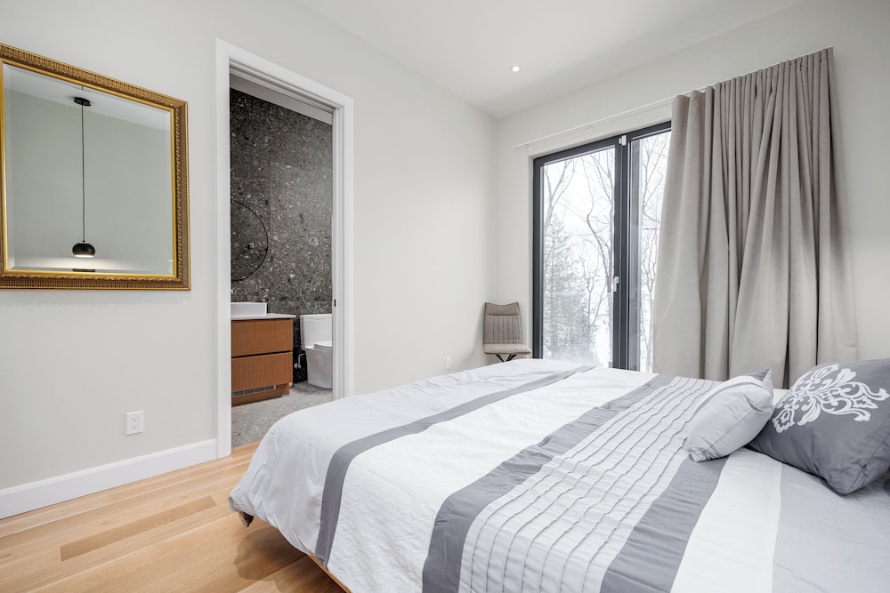 4 bedroom, 3 1/2 bathroom, Spa, dog friendly, modern lake front 3,000