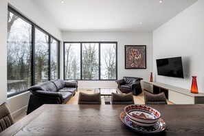 Téléviseur connecté, foyer, table de baby-foot